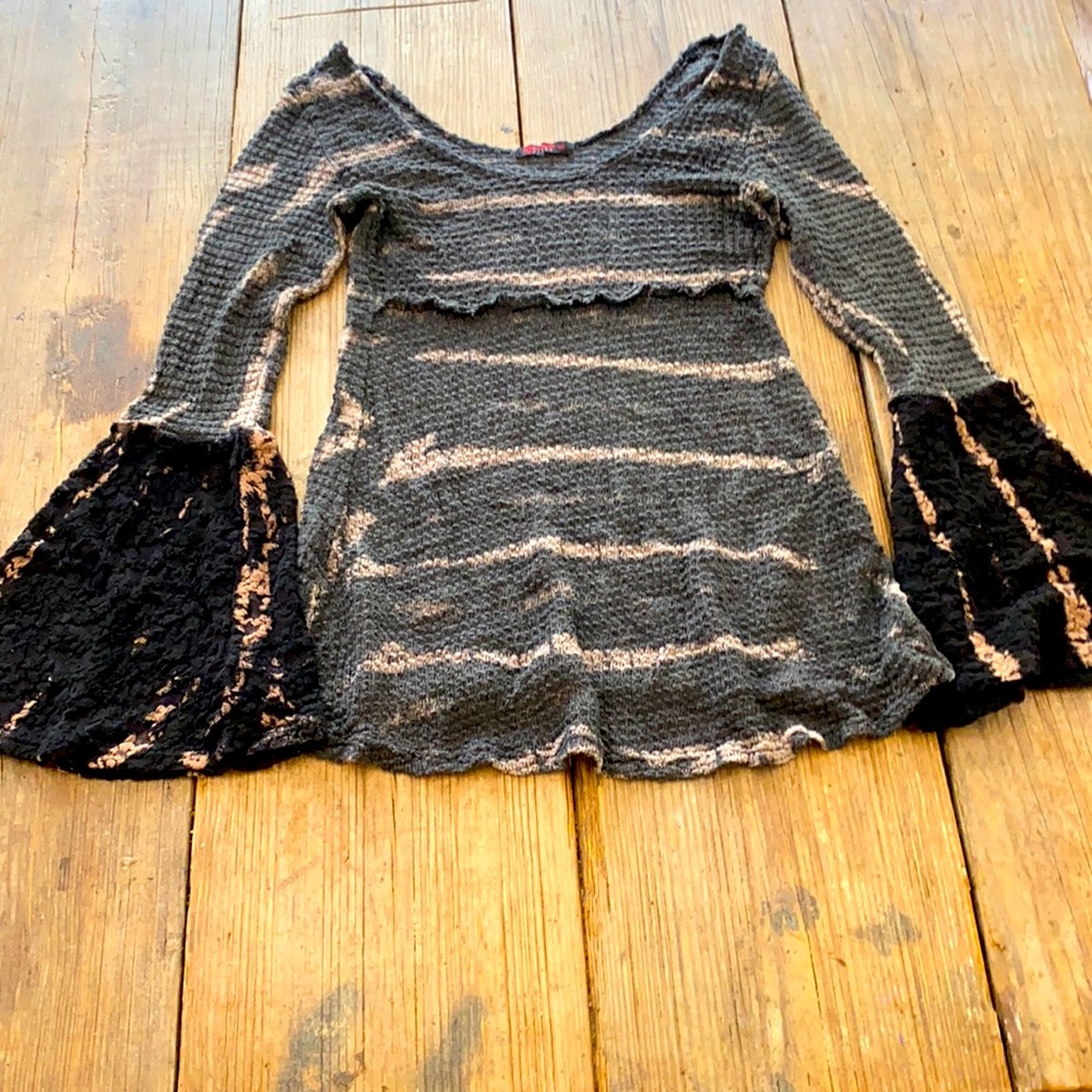 T Party bell sleeve top